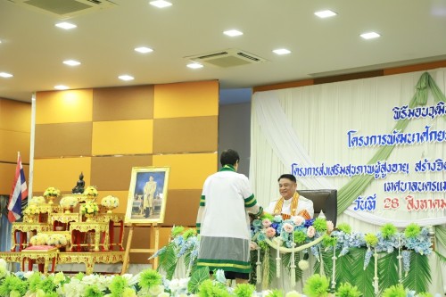ทน.แม่สอด จัดพิธีมอบวุฒิบัตร \"โครงการส่งเสริมสุขภาพผู้สูงอายุ สร้างจิตสดใส ร่างกายแข็งแรง“ และ \"โครงการพัฒนาศักยภาพผู้สูงอายุเทศบาลนครแม่สอด\"
