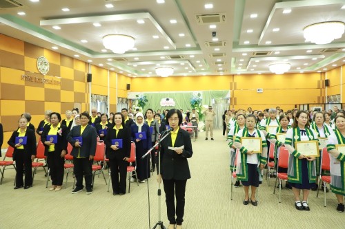 ทน.แม่สอด จัดพิธีมอบวุฒิบัตร \"โครงการส่งเสริมสุขภาพผู้สูงอายุ สร้างจิตสดใส ร่างกายแข็งแรง“ และ \"โครงการพัฒนาศักยภาพผู้สูงอายุเทศบาลนครแม่สอด\"