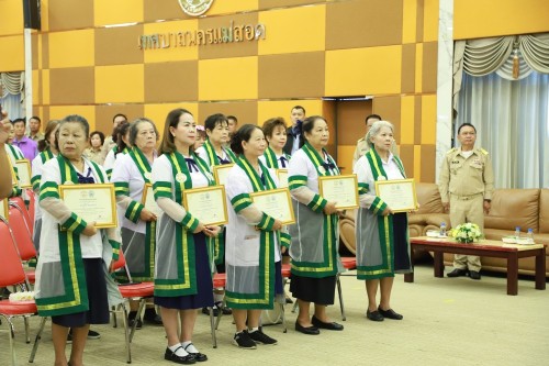 ทน.แม่สอด จัดพิธีมอบวุฒิบัตร \"โครงการส่งเสริมสุขภาพผู้สูงอายุ สร้างจิตสดใส ร่างกายแข็งแรง“ และ \"โครงการพัฒนาศักยภาพผู้สูงอายุเทศบาลนครแม่สอด\"