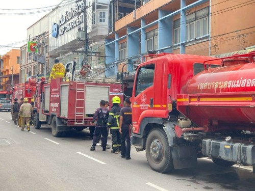 เทศบาลนครแม่สอด ลงพื้นที่ระงับเหตุเพลิงไหม้ บริเวณตลาดพลอย ในเขตพื้นที่เทศบาลนครแม่สอด