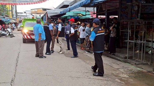 ทน.แม่สอด  ลงพื้นที่ดำเนินการจัดระเบียบร้านค้าที่รุกล้ำถนนและทางเท้า พร้อมดำเนินการตีเส้นจราจร ตลาดพาเจริญ