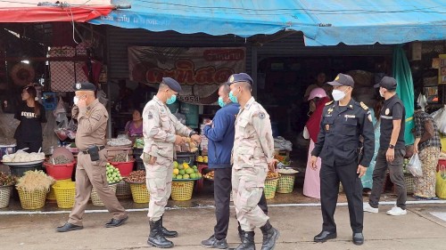ทน.แม่สอด  ลงพื้นที่ดำเนินการจัดระเบียบร้านค้าที่รุกล้ำถนนและทางเท้า พร้อมดำเนินการตีเส้นจราจร ตลาดพาเจริญ