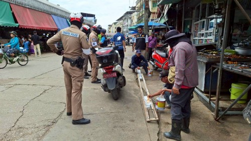ทน.แม่สอด  ลงพื้นที่ดำเนินการจัดระเบียบร้านค้าที่รุกล้ำถนนและทางเท้า พร้อมดำเนินการตีเส้นจราจร ตลาดพาเจริญ