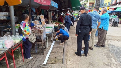 ทน.แม่สอด  ลงพื้นที่ดำเนินการจัดระเบียบร้านค้าที่รุกล้ำถนนและทางเท้า พร้อมดำเนินการตีเส้นจราจร ตลาดพาเจริญ