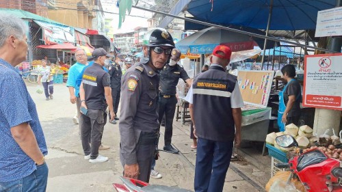 ทน.แม่สอด  ลงพื้นที่ดำเนินการจัดระเบียบร้านค้าที่รุกล้ำถนนและทางเท้า พร้อมดำเนินการตีเส้นจราจร ตลาดพาเจริญ