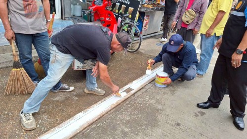 ทน.แม่สอด  ลงพื้นที่ดำเนินการจัดระเบียบร้านค้าที่รุกล้ำถนนและทางเท้า พร้อมดำเนินการตีเส้นจราจร ตลาดพาเจริญ