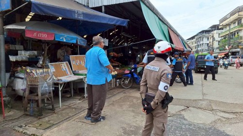 ทน.แม่สอด  ลงพื้นที่ดำเนินการจัดระเบียบร้านค้าที่รุกล้ำถนนและทางเท้า พร้อมดำเนินการตีเส้นจราจร ตลาดพาเจริญ