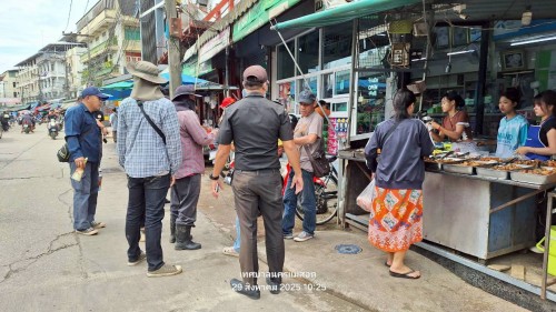 ทน.แม่สอด  ลงพื้นที่ดำเนินการจัดระเบียบร้านค้าที่รุกล้ำถนนและทางเท้า พร้อมดำเนินการตีเส้นจราจร ตลาดพาเจริญ