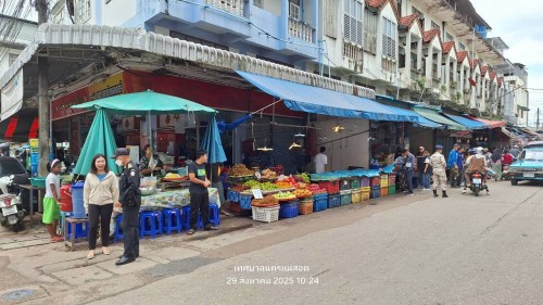 ทน.แม่สอด  ลงพื้นที่ดำเนินการจัดระเบียบร้านค้าที่รุกล้ำถนนและทางเท้า พร้อมดำเนินการตีเส้นจราจร ตลาดพาเจริญ