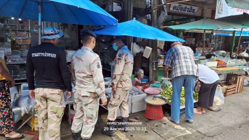 ทน.แม่สอด  ลงพื้นที่ดำเนินการจัดระเบียบร้านค้าที่รุกล้ำถนนและทางเท้า พร้อมดำเนินการตีเส้นจราจร ตลาดพาเจริญ