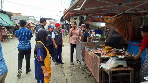 ทน.แม่สอด  ลงพื้นที่ดำเนินการจัดระเบียบร้านค้าที่รุกล้ำถนนและทางเท้า พร้อมดำเนินการตีเส้นจราจร ตลาดพาเจริญ
