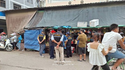 ทน.แม่สอด  ลงพื้นที่ดำเนินการจัดระเบียบร้านค้าที่รุกล้ำถนนและทางเท้า พร้อมดำเนินการตีเส้นจราจร ตลาดพาเจริญ