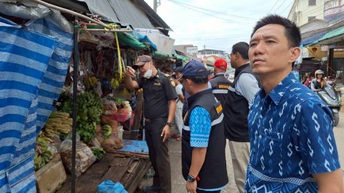 ทน.แม่สอด  ลงพื้นที่ดำเนินการจัดระเบียบร้านค้าที่รุกล้ำถนนและทางเท้า พร้อมดำเนินการตีเส้นจราจร ตลาดพาเจริญ