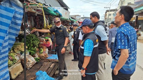 ทน.แม่สอด  ลงพื้นที่ดำเนินการจัดระเบียบร้านค้าที่รุกล้ำถนนและทางเท้า พร้อมดำเนินการตีเส้นจราจร ตลาดพาเจริญ