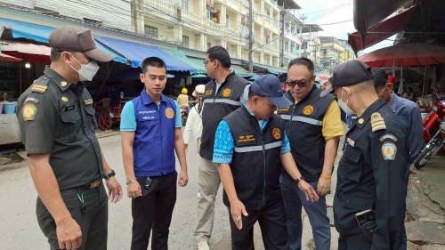 ทน.แม่สอด  ลงพื้นที่ดำเนินการจัดระเบียบร้านค้าที่รุกล้ำถนนและทางเท้า พร้อมดำเนินการตีเส้นจราจร ตลาดพาเจริญ