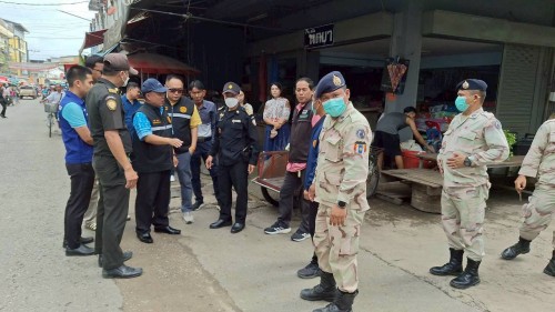 ทน.แม่สอด  ลงพื้นที่ดำเนินการจัดระเบียบร้านค้าที่รุกล้ำถนนและทางเท้า พร้อมดำเนินการตีเส้นจราจร ตลาดพาเจริญ