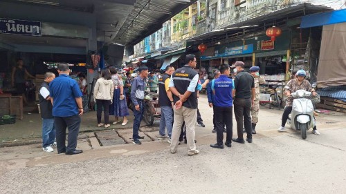 ทน.แม่สอด  ลงพื้นที่ดำเนินการจัดระเบียบร้านค้าที่รุกล้ำถนนและทางเท้า พร้อมดำเนินการตีเส้นจราจร ตลาดพาเจริญ
