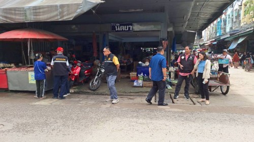 ทน.แม่สอด  ลงพื้นที่ดำเนินการจัดระเบียบร้านค้าที่รุกล้ำถนนและทางเท้า พร้อมดำเนินการตีเส้นจราจร ตลาดพาเจริญ
