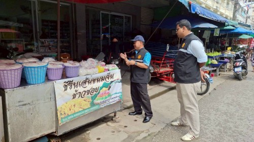 ทน.แม่สอด  ลงพื้นที่ดำเนินการจัดระเบียบร้านค้าที่รุกล้ำถนนและทางเท้า พร้อมดำเนินการตีเส้นจราจร ตลาดพาเจริญ