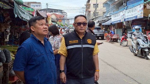 ทน.แม่สอด  ลงพื้นที่ดำเนินการจัดระเบียบร้านค้าที่รุกล้ำถนนและทางเท้า พร้อมดำเนินการตีเส้นจราจร ตลาดพาเจริญ