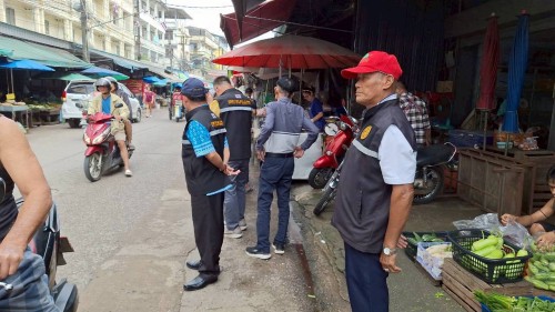 ทน.แม่สอด  ลงพื้นที่ดำเนินการจัดระเบียบร้านค้าที่รุกล้ำถนนและทางเท้า พร้อมดำเนินการตีเส้นจราจร ตลาดพาเจริญ
