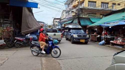 ทน.แม่สอด  ลงพื้นที่ดำเนินการจัดระเบียบร้านค้าที่รุกล้ำถนนและทางเท้า พร้อมดำเนินการตีเส้นจราจร ตลาดพาเจริญ
