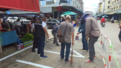 เทศบาลนครแม่สอด ร่วมกับ สภ.แม่สอดลงพื้นที่ดำเนินการทาสี ตีเส้นจราจรจุดจอดรถจักรยานยนต์ ตลาดสดพาเจริญ