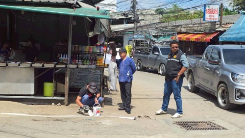เทศบาลนครแม่สอด ร่วมกับ สภ.แม่สอดลงพื้นที่ดำเนินการทาสี ตีเส้นจราจรจุดจอดรถจักรยานยนต์ ตลาดสดพาเจริญ