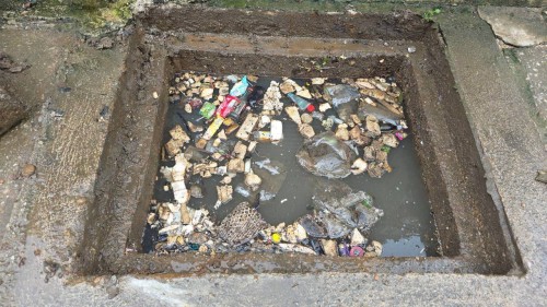 ทน.แม่สอด ร่วมกับ เรือนจำอำเภอแม่สอด ลงพื้นที่ขุดลอกท่อระบายน้ำ ในเขตพื้นที่เทศบาลนครแม่สอด