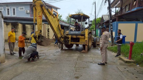 ทน.แม่สอด ร่วมกับ เรือนจำอำเภอแม่สอด ลงพื้นที่ขุดลอกท่อระบายน้ำ ในเขตพื้นที่เทศบาลนครแม่สอด