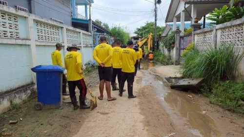 ทน.แม่สอด ร่วมกับ เรือนจำอำเภอแม่สอด ลงพื้นที่ขุดลอกท่อระบายน้ำ ในเขตพื้นที่เทศบาลนครแม่สอด