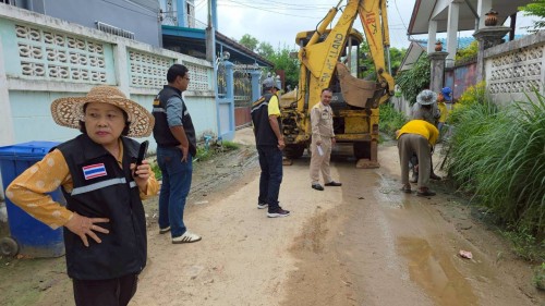ทน.แม่สอด ร่วมกับ เรือนจำอำเภอแม่สอด ลงพื้นที่ขุดลอกท่อระบายน้ำ ในเขตพื้นที่เทศบาลนครแม่สอด