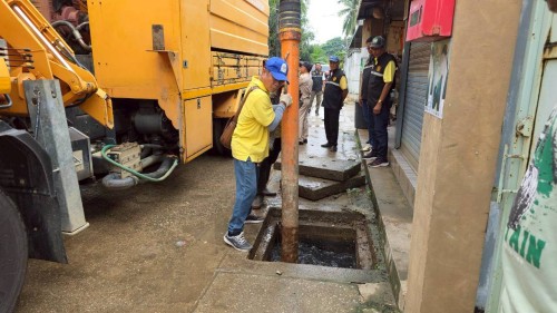 ทน.แม่สอด ร่วมกับ เรือนจำอำเภอแม่สอด ลงพื้นที่ขุดลอกท่อระบายน้ำ ในเขตพื้นที่เทศบาลนครแม่สอด