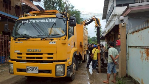 ทน.แม่สอด ร่วมกับ เรือนจำอำเภอแม่สอด ลงพื้นที่ขุดลอกท่อระบายน้ำ ในเขตพื้นที่เทศบาลนครแม่สอด