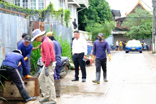 ทน.แม่สอด ร่วมกับ เรือนจำอำเภอแม่สอด ลงพื้นที่ขุดลอกท่อระบายน้ำ ในเขตพื้นที่เทศบาลนครแม่สอด