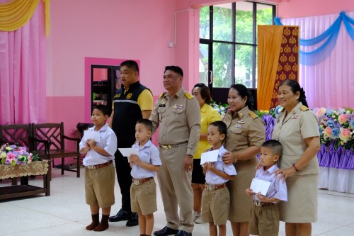 เทศบาลนครแม่สอด ร่วมมอบทุนปัจจัยพื้นฐานสำหรับนักเรียนยากไร้ โรงเรียนเทศบาลวัดดอนแก้ว