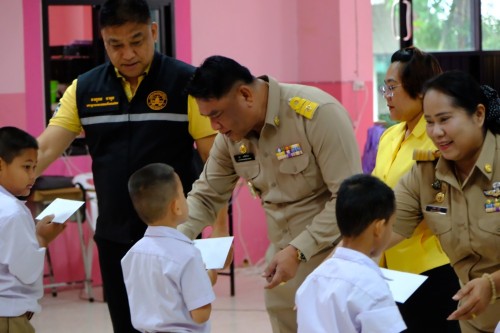 เทศบาลนครแม่สอด ร่วมมอบทุนปัจจัยพื้นฐานสำหรับนักเรียนยากไร้ โรงเรียนเทศบาลวัดดอนแก้ว