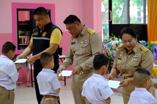 เทศบาลนครแม่สอด ร่วมมอบทุนปัจจัยพื้นฐานสำหรับนักเรียนยากไร้ โรงเรียนเทศบาลวัดดอนแก้ว