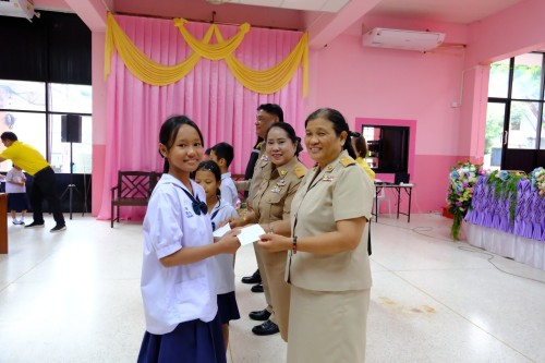 เทศบาลนครแม่สอด ร่วมมอบทุนปัจจัยพื้นฐานสำหรับนักเรียนยากไร้ โรงเรียนเทศบาลวัดดอนแก้ว