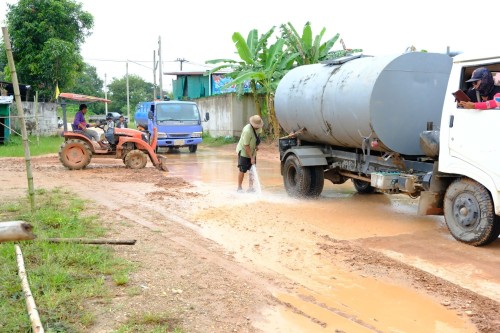 เทศบาลนครแม่สอด ลงพื้นที่ติดตามความคืบหน้างานก่อสร้างถนนและท่อระบายน้ำ ชุมชนสองแควสอง