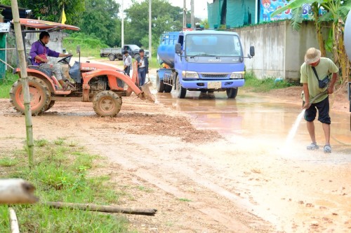 เทศบาลนครแม่สอด ลงพื้นที่ติดตามความคืบหน้างานก่อสร้างถนนและท่อระบายน้ำ ชุมชนสองแควสอง