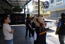 ทน.แม่สอด ออกตรวจห้างร้าน ร้านสะดวกซื้อ ร้านอาหาร ร้านนวดต่างๆ ในเขตเทศบาล