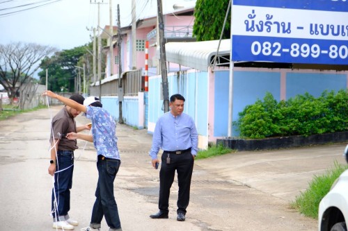 ทน.แม่สอด ลงพื้นที่สำรวจถนนเพื่อเตรียมความพร้อมในการออกแบบประมาณการราคา เพื่อรองรับโครงการในการแก้ไขปัญหาน้ำท่วมในเขตเทศบาลนครแม่สอด