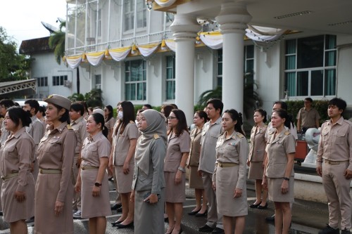 เทศบาลนครแม่สอด จัดกิจกรรมเคารพธงชาติ เนื่องในวันพระราชทานธงชาติไทย