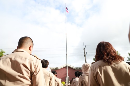 เทศบาลนครแม่สอด จัดกิจกรรมเคารพธงชาติ เนื่องในวันพระราชทานธงชาติไทย