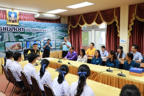 เทศบาลนครแม่สอด มอบเกียรติบัตรให้แก่นักเรียนโรงเรียนสรรพวิทยาคม ผู้ผ่านการฝึกประสบการณ์ ในคลินิกชุมอบอุ่น