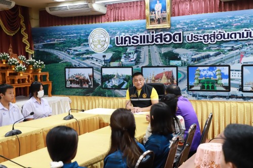 เทศบาลนครแม่สอด มอบเกียรติบัตรให้แก่นักเรียนโรงเรียนสรรพวิทยาคม ผู้ผ่านการฝึกประสบการณ์ ในคลินิกชุมอบอุ่น