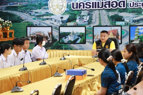 เทศบาลนครแม่สอด มอบเกียรติบัตรให้แก่นักเรียนโรงเรียนสรรพวิทยาคม ผู้ผ่านการฝึกประสบการณ์ ในคลินิกชุมอบอุ่น