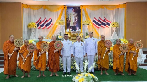 ทน.แม่สอด ร่วมพิธีเจริญพระพุทธมนต์ ทำบุญตักบาตร และพิธีวางพวงมาลา เนื่องในวันนวมินทรมหาราช ประจำปี 2568