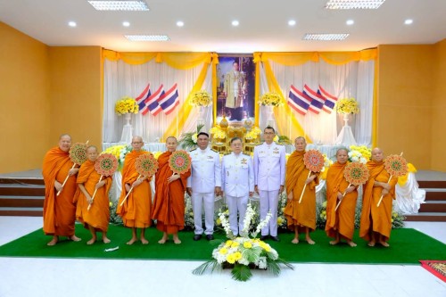 ทน.แม่สอด ร่วมพิธีเจริญพระพุทธมนต์ ทำบุญตักบาตร และพิธีวางพวงมาลา เนื่องในวันนวมินทรมหาราช ประจำปี 2568